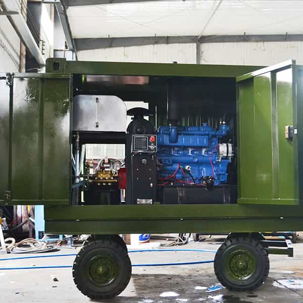 軍工廠專(zhuān)用高壓水噴沙除銹除漆清洗機(jī)出貨